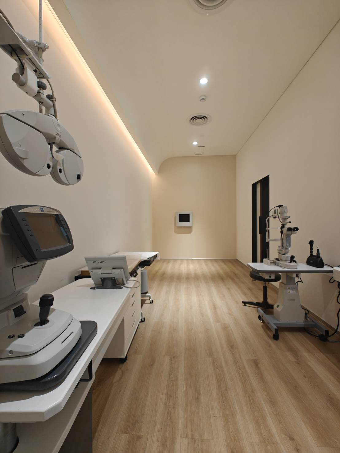 ห้องตรวจสายตา Optical X ระยะ 6 เมตร