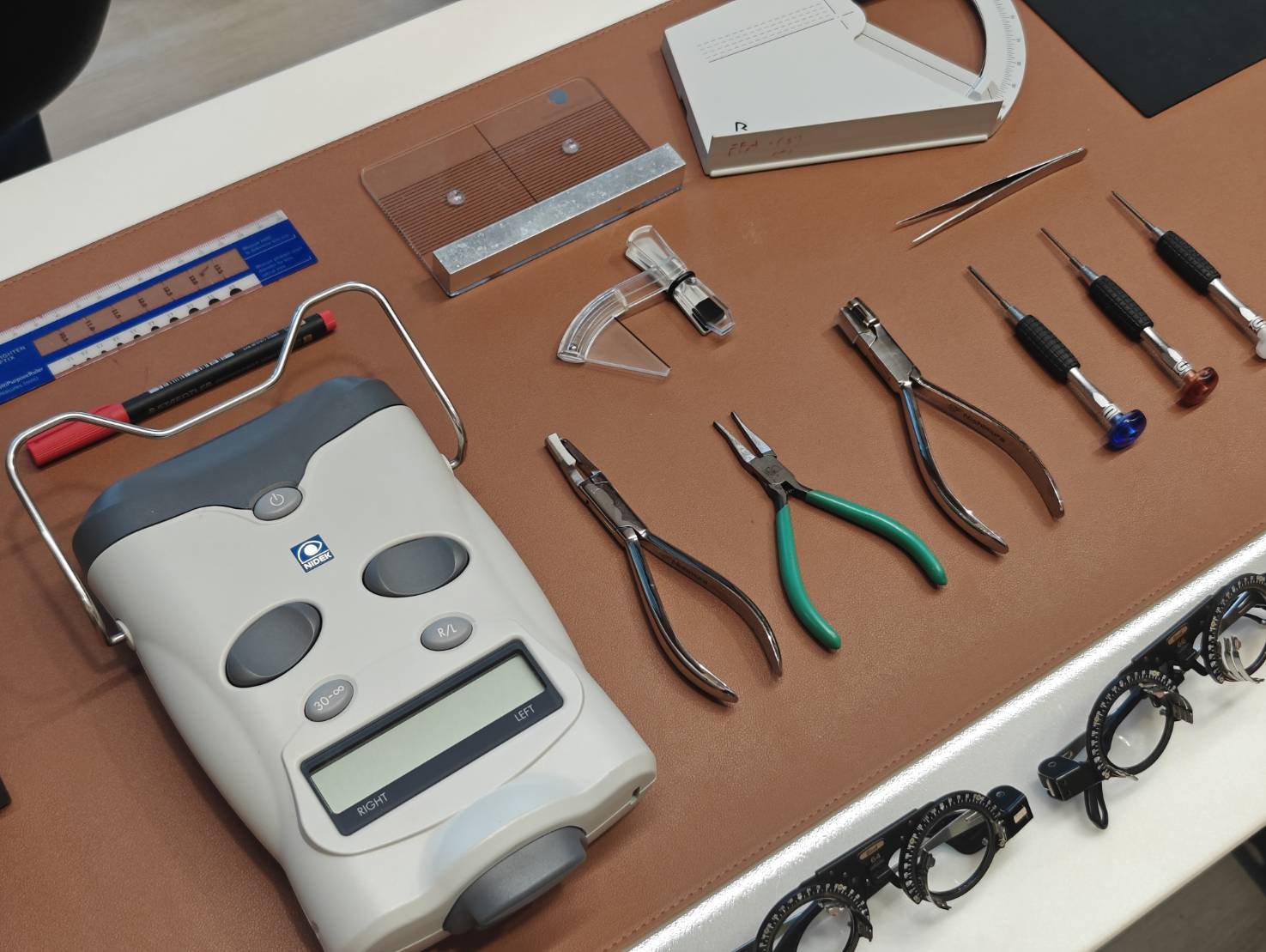 เครื่องมือช่างแว่น — The Art of Optical X