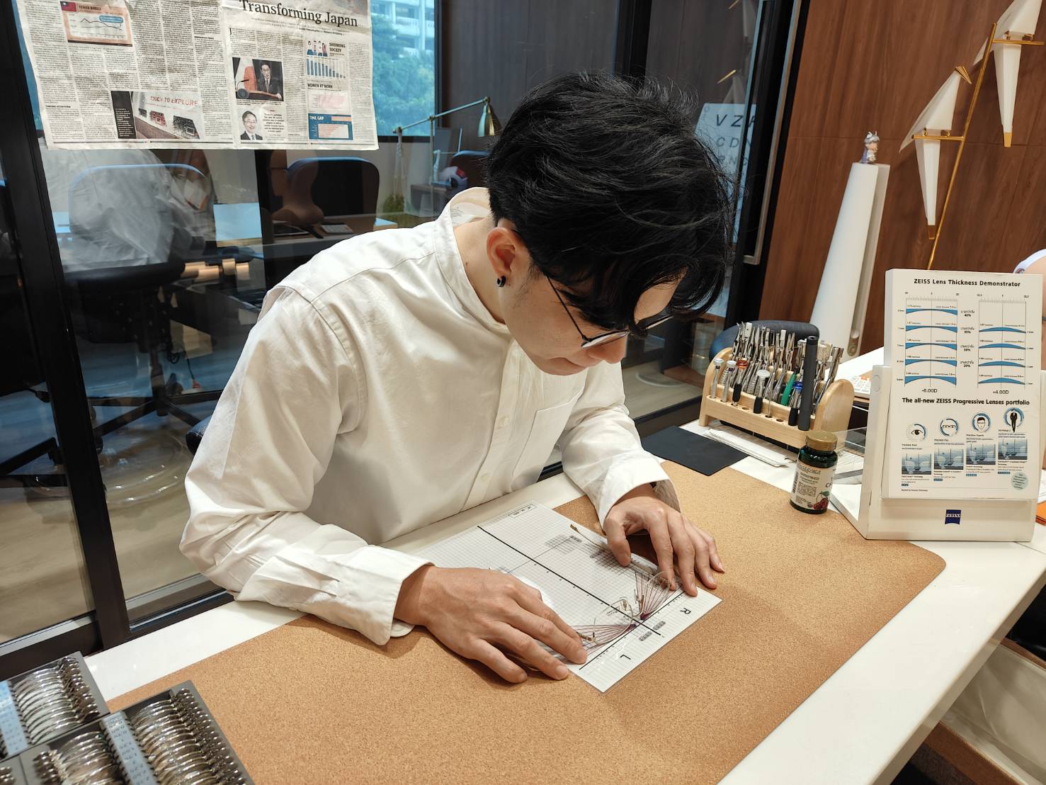 สุรพันธ์ พาสุรพันธ์ ช่างแว่น Optical X กำลังวิเคราะห์ Progressive Lens บน layout chart