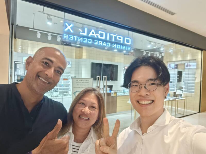 English-speaking optician helping international visitor in Bangkok